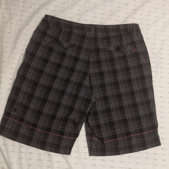 Lululemon men’s short, size 38, MINT, Retail 88$ - Picture 2 of 6
